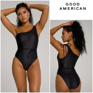 GOOD AMERICAN Hot Shoulder Full Coverage One Piece Swimsuit